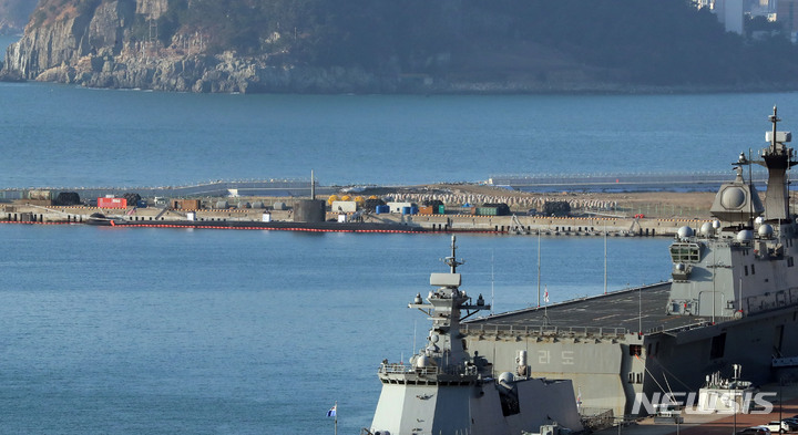 [부산=뉴시스] 하경민 기자 = 미국 해군의 로스앤젤레스급 핵추진 잠수함 '스프링필드(SSN 761)'가 26일 부산 남구 해군작전사령부 부산작전기지 부두에 정박하고 있다. 만재 배수량 6927t, 길이 110.3m, 최대속력 20노트, 승조원 110명인 이 잠수함은 사거리 3100㎞에 달하는 토마호크 순항미사일 수십발을 실을 수 있다. 지난해 괌 기지에 배치돼 미 해군 7함대의 작전에 참여하고 있는 스프링필드함의 이번 부산 방문은 북한의 미사일 도발에 대한 경고의 성격이라는 분석이 나온다. 2023.02.26. yulnetphoto@newsis.com