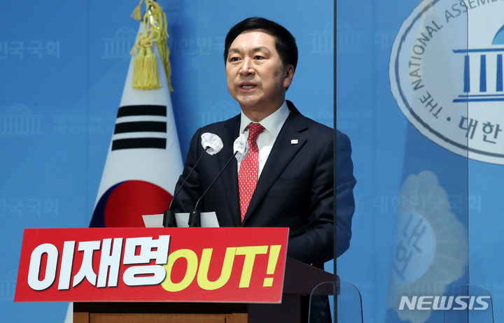 [서울=뉴시스] 고범준 기자 = 김기현 국민의힘 당대표 후보가 26일 오전 서울 여의도 국회 소통관에서 울산 KTX 역세권 땅 의혹과 관련 기자회견을 하고 있다. 2023.02.26. bjko@newsis.com