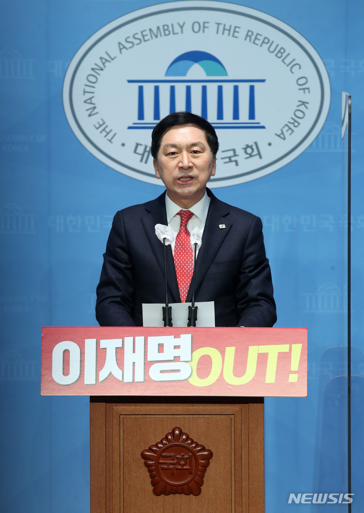 [서울=뉴시스] 고범준 기자 = 김기현 국민의힘 당대표 후보가 26일 오전 서울 여의도 국회 소통관에서 울산 KTX 역세권 땅 의혹과 관련 기자회견을 하고 있다. 2023.02.26. bjko@newsis.com