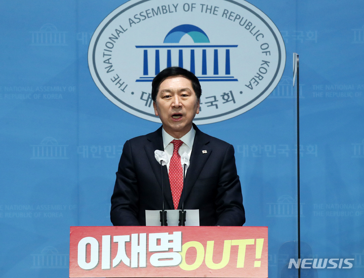 [서울=뉴시스] 고범준 기자 = 김기현 국민의힘 당대표 후보가 26일 오전 서울 여의도 국회 소통관에서 울산 KTX 역세권 땅 의혹과 관련 기자회견을 하고 있다. 2023.02.26. bjko@newsis.com
