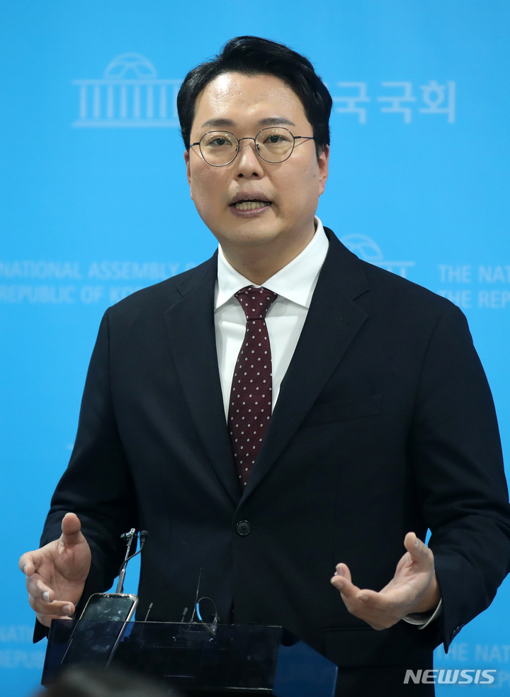 [서울=뉴시스] 고범준 기자 = 천하람 국민의힘 당대표 후보가 26일 오전 서울 여의도 국회 소통관에서 총선 공천권 개혁 방안 관련 기자회견을 마치고 취재진 질문에 답하고 있다. 2023.02.26. bjko@newsis.com