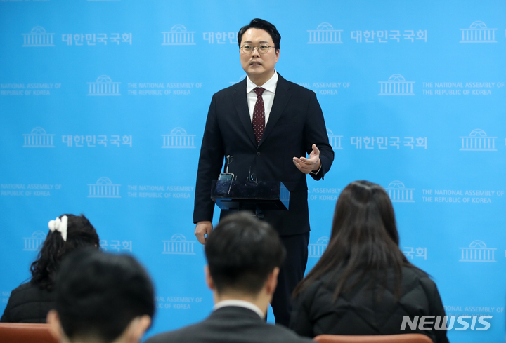 [서울=뉴시스] 고범준 기자 = 천하람 국민의힘 당대표 후보가 26일 오전 서울 여의도 국회 소통관에서 총선 공천권 개혁 방안 관련 기자회견을 마치고 취재진 질문에 답하고 있다. 2023.02.26. bjko@newsis.com