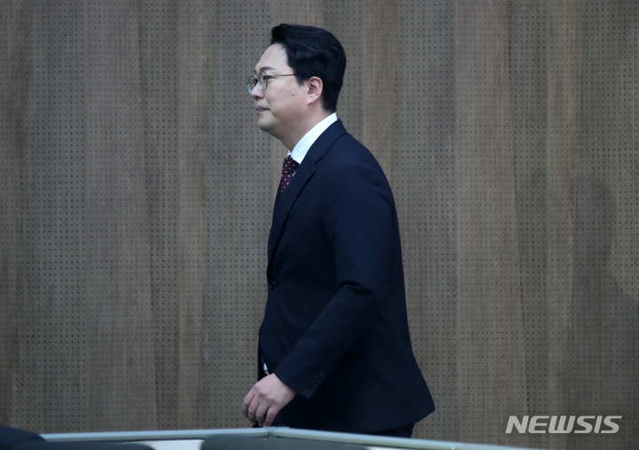 [서울=뉴시스] 고범준 기자 = 천하람 국민의힘 당대표 후보가 26일 오전 서울 여의도 국회 소통관에서 총선 공천권 개혁 방안 관련 기자회견을 마치고 퇴장하고 있다. 2023.02.26. bjko@newsis.com