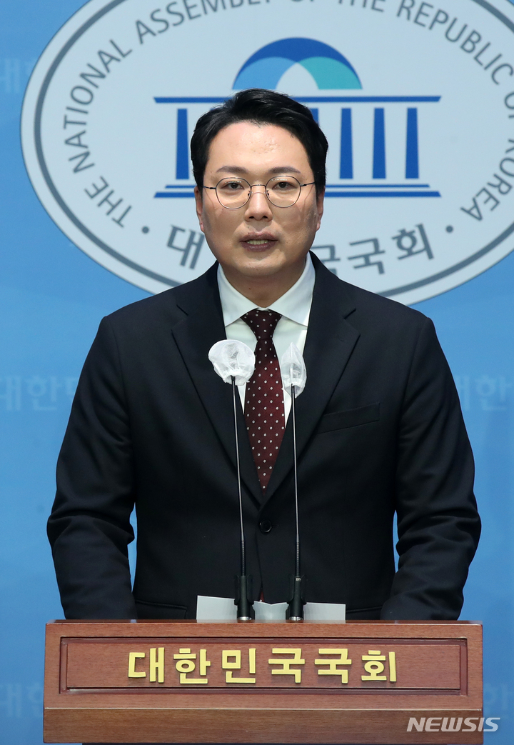[서울=뉴시스] 고범준 기자 = 천하람 국민의힘 당대표 후보가 26일 오전 서울 여의도 국회 소통관에서 총선 공천권 개혁 방안 관련 기자회견을 하고 있다. 2023.02.26. bjko@newsis.com