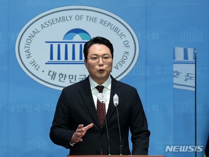 [서울=뉴시스] 고범준 기자 = 천하람 국민의힘 당대표 후보가 26일 오전 서울 여의도 국회 소통관에서 총선 공천권 개혁 방안 관련 기자회견을 하고 있다. 2023.02.26. bjko@newsis.com