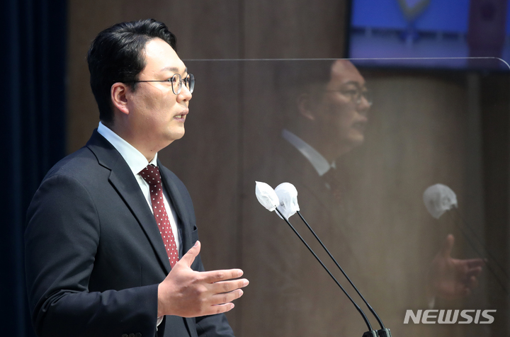 [서울=뉴시스] 고범준 기자 = 천하람 국민의힘 당대표 후보가 26일 오전 서울 여의도 국회 소통관에서 총선 공천권 개혁 방안 관련 기자회견을 하고 있다. 2023.02.26. bjko@newsis.com