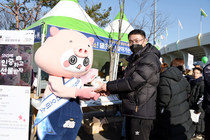 [밀양=뉴시스] 안지율 기자 = 경남 밀양시는 26일 밀양공설운동장에서 열린 제19회 밀양아리랑마라톤대회에서 굿바비가 관광객을 대상으로 2023년 밀양 방문의 해 홍보 활동을 펼치고 있다. 2023.02.28. alk9935@newsis.com