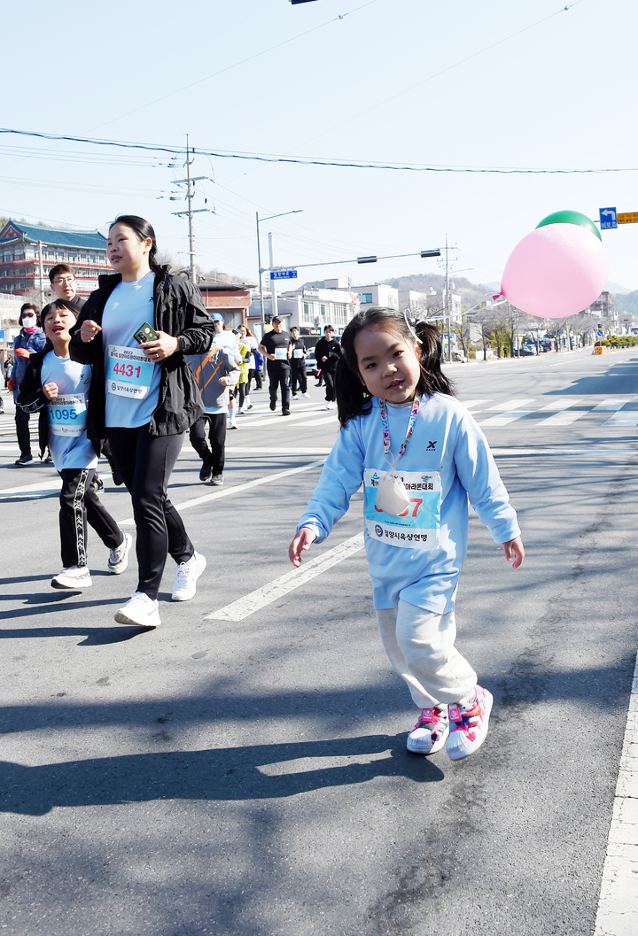 [밀양=뉴시스] 안지율 기자 = 26일 경남 밀양시 교동 밀양공설운동장에서 열린 제19회 밀양아리랑마라톤대회 5㎞ 한 참가 어린이가 달리고 있다. 2023.02.28. alk9935@newsis.com