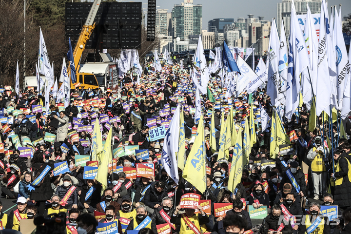 [서울=뉴시스] 김근수 기자 = 대한의사협회와 보건복지의료연대 등 의료인 조합원들이 26일 서울 여의도공원 앞에서 열린 간호법-의료인면허법 강행처리 규탄 총궐기대회에서 구호를 와치고 있다. 2023.02.26. ks@newsis.com