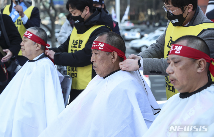 [서울=뉴시스] 김근수 기자 = 장인호(왼쪽부터) 대한임상병리사협회장과 강용수 대한응급구조사협회장, 최운창 전라남도의사회장이 26일 서울 여의도공원 앞에서 열린 간호법-의료인면허법 강행처리 규탄 총궐기대회에서 삭발식을 하고 있다. 2023.02.26. ks@newsis.com