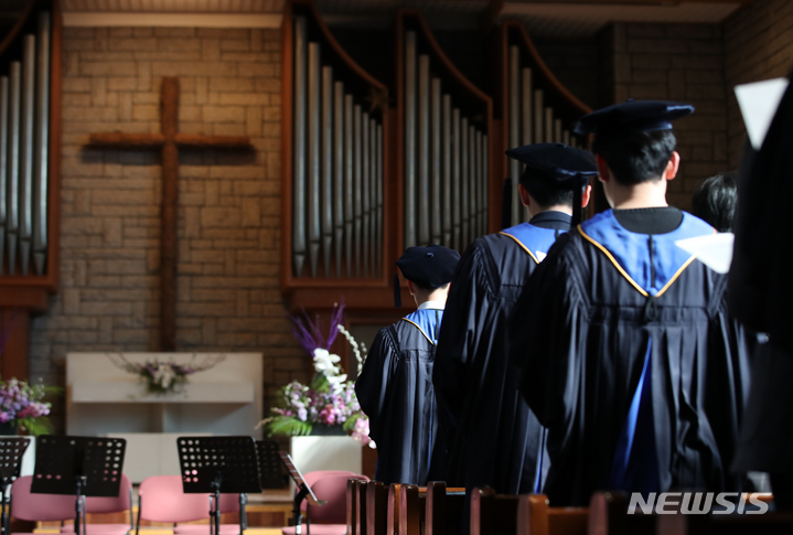 [서울=뉴시스] 고승민 기자 = 26일 서울 연세대학교 루스채플에서 열린 졸업예배에서 졸업생들이 기도를 하고 있다. 2023.02.26. kkssmm99@newsis.com