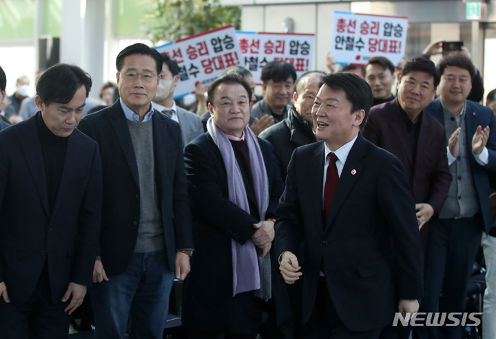 [서울=뉴시스] 고범준 기자 = 안철수 국민의힘 당대표 후보가 26일 오후 서울 여의도 국회 의원회관 로비에서 열린 국민의힘 수도권 총선필승을 위한 전략 토크쇼에 참석하고 있다. 2023.02.26. bjko@newsis.com