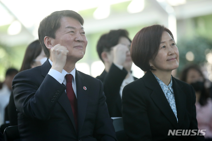 [서울=뉴시스] 고범준 기자 = 안철수 국민의힘 당대표 후보가 26일 오후 서울 여의도 국회 의원회관 로비에서 열린 국민의힘 수도권 총선필승을 위한 전략 토크쇼에 참석해 밝게 웃고 있다. 오른쪽은 부인 김미경 교수. 2023.02.26. bjko@newsis.com