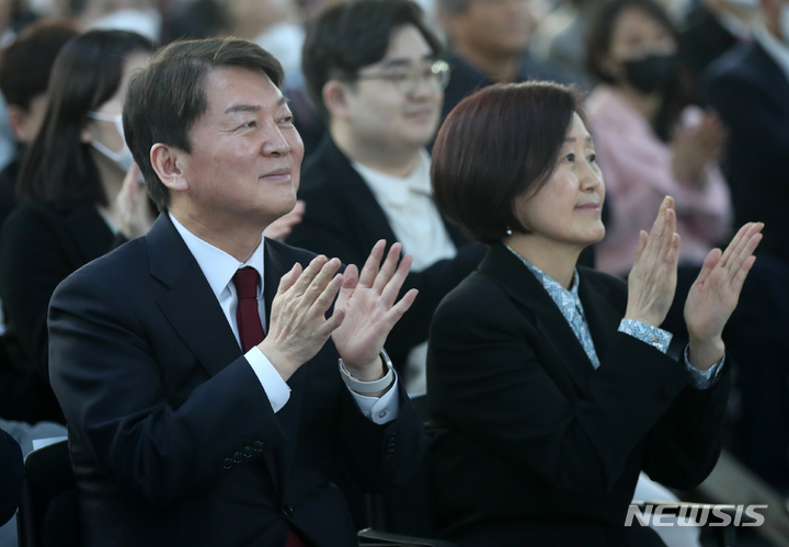 [서울=뉴시스] 고범준 기자 = 안철수 국민의힘 당대표 후보와 부인 김미경 교수가 26일 오후 서울 여의도 국회 의원회관 로비에서 열린 국민의힘 수도권 총선필승을 위한 전략 토크쇼에 참석해 박수치고 있다. 2023.02.26. bjko@newsis.com