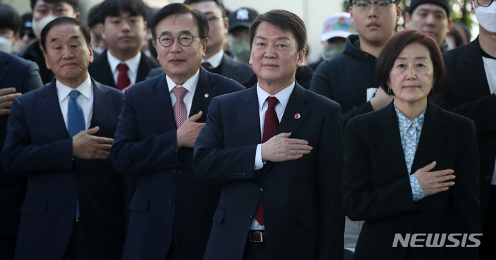 [서울=뉴시스] 고범준 기자 = 안철수 국민의힘 당대표 후보가 26일 오후 서울 여의도 국회 의원회관 로비에서 열린 국민의힘 수도권 총선필승을 위한 전략 토크쇼에서 국민의례를 하고 있다. 오른쪽부터 김미경 교수, 안 후보, 서병수 의원, 이재오 상임고문. 2023.02.26. bjko@newsis.com