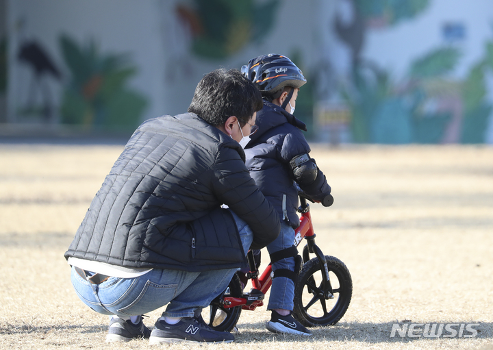 [서울=뉴시스] 김근수 기자 = 포근한 날씨를 보인 지난달 26일 서울 여의도 한강시민공원에서 한 어린이가 자전거를 배우고 있다. 2023.02.26. ks@newsis.com