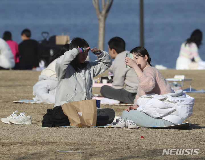 [서울=뉴시스] 김근수 기자 = 포근한 날씨를 보인 26일 서울 여의도 한강시민공원에서 시민들이 나들이를 즐기고 있다. 2023.02.26. ks@newsis.com