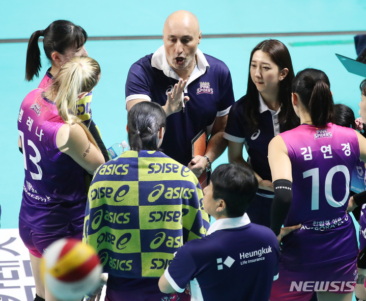 [서울=뉴시스] 김진아 기자 = 26일 오후 서울 중구 장충체육관에서 열린 2022-2023 도드람 V리그 여자부 흥국생명과 GS칼텍스의 경기, 흥국생명 마르첼로 아본단자 감독이 작전을 지시하고 있다. 2023.02.26. bluesoda@newsis.com