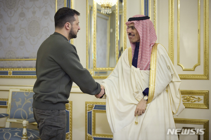 [키이우=AP/뉴시스]볼로디미르 젤렌스키(왼쪽) 우크라이나 대통령이 지난 2월26일 키이우를 방문한 파이살 빈 파르한 알사우드 사우디아라비아 외무장관을 만나 악수하고 있다. 사우디아라비아가 8월 초 우크라이나가 조직한 평화정상회담을 개최, 러시아와 우크라이나 간 전쟁에 대한 협상 시작을 모색할 것이라고 사우디의 한 관리가 29일 밤(현지시간) 밝혔다. 2023.07.30.
