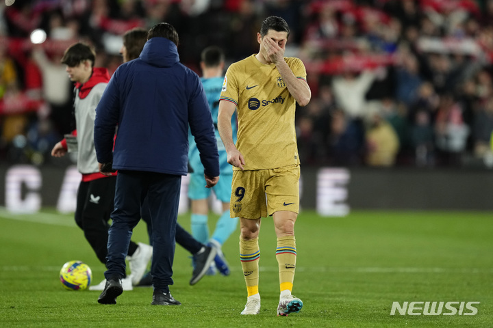 [알메리아=AP/뉴시스] FC 바르셀로나의 로베르트 레반도프스키가 27일(한국시간) 스페인 알메리아에서 열린 알메리아와 2022~23 스페인 프리메라리그 원정경기에서 0-1로 진 뒤 실망스러운 표정으로 그라운드를 빠져나오고 있다. 2023.02.27.