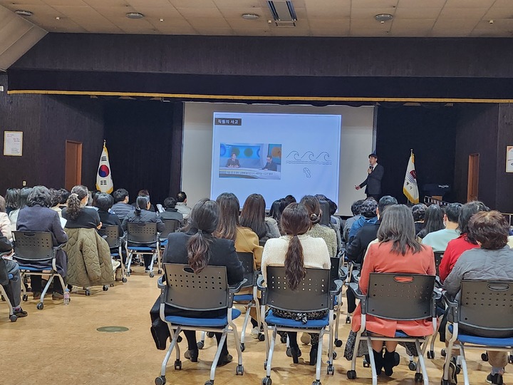 [거제=뉴시스] 신정철 기자= 거제시는 거제시 지역사회보장협의체 위원들과 면동 주민센터 직원, 희망복지재단과 복지관 담당자 등 80여 명을 대상으로 고독사 예방을 위한 인적안전망 활성화 교육을 실시했다고 27일 밝혔다.(사진=거제시 제공),2023.02.27. photo@newsis.com *재판매 및 DB 금지