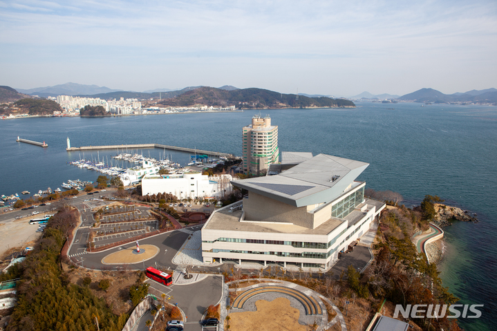 [서울=뉴시스] (통영) 통영국제음악당은 바다를 배경으로 아름다운 음악의 향연이 펼쳐지는 클래식 전용 공연장이다_이정화 촬영. (사진=한국관광공사 제공) 2023.02.27. photo@newsis.com *재판매 및 DB 금지