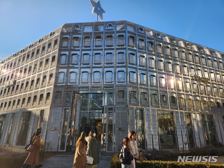 [서울=뉴시스] 이예슬 기자 = 파리 몽테뉴가 30번지의 부티크를 재현한 팝업스토어, '디올 성수' 앞. 2023.2.26. ashley85@newsis.com