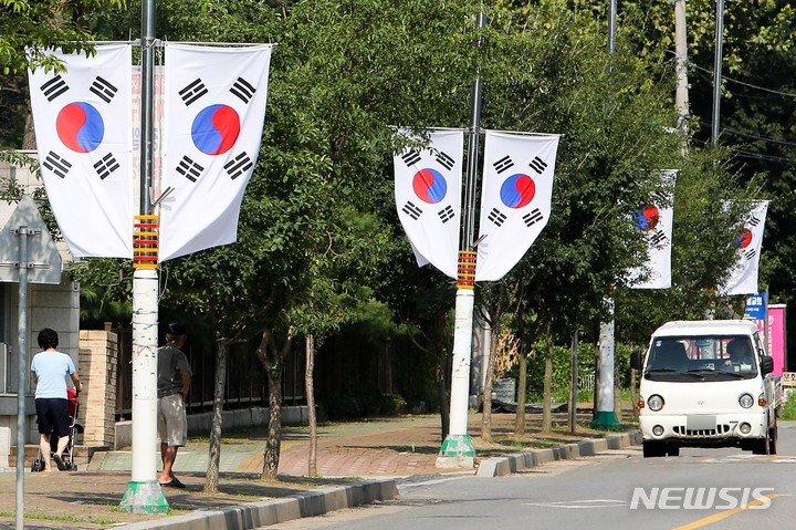 [인천=뉴시스] 이루비 기자 = 인천 계양구 장기동 일대 태극기 상시 게양 시범거리. (사진=계양구 제공)