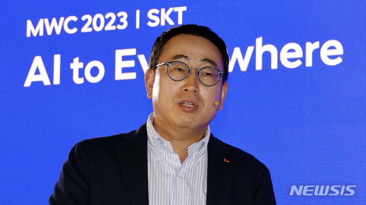[바르셀로나=뉴시스] 사진공동취재단 = 유영상 SK텔레콤 사장이 26일(현지시각) MWC23이 열리고 있는 스페인 바로셀로나에서 기자간담회를 갖고 'AI 컴퍼니' 비전인 'AI to Everywhere'를 발표하고있다. 유사장은 자리에 함께한 주요 파트너사들과 함께 'K-AI 얼라이언스'를 구축하고 대한민국 AI 생태계를 키우겠다는 의지를 피력했다. 2023.02.27. photo@newsis.com