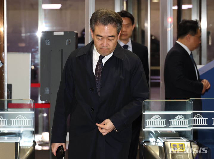 [서울=뉴시스] 이영환 기자 = 윤희근 경찰청장이 27일 국회에서 열린 정보위원회에 참석하기 위해 국회에 도착해 이동하고 있다. (공동취재사진) 2023.02.27. photo@newsis.com