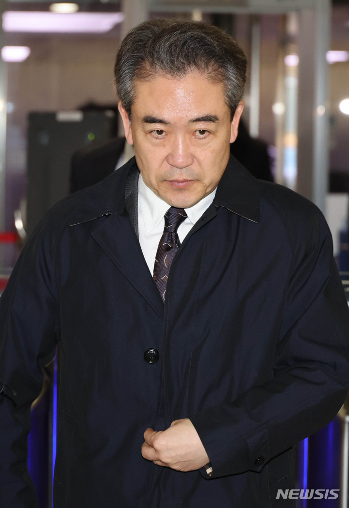 [서울=뉴시스] 이영환 기자 = 윤희근 경찰청장이 27일 국회에서 열린 정보위원회에 참석하기 위해 국회에 도착해 이동하고 있다. (공동취재사진) 2023.02.27. photo@newsis.com