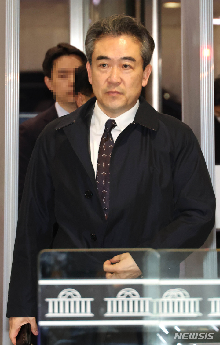 [서울=뉴시스] 이영환 기자 = 윤희근 경찰청장이 27일 국회에서 열린 정보위원회에 참석하기 위해 국회에 도착해 이동하고 있다. (공동취재사진) 2023.02.27. photo@newsis.com