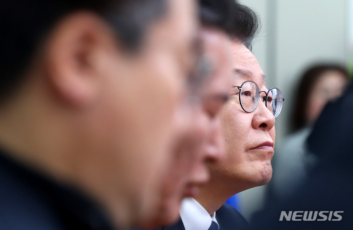 [서울=뉴시스] 추상철 기자 = 이재명 더불어민주당 대표가 27일 오전 서울 여의도 국회에서 열린 최고위원회의에 참석해 있다. 2023.02.27. scchoo@newsis.com