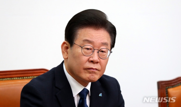 [서울=뉴시스] 추상철 기자 = 이재명 더불어민주당 대표가 27일 오전 서울 여의도 국회에서 열린 최고위원회의에 참석해 있다. 2023.02.27. scchoo@newsis.com