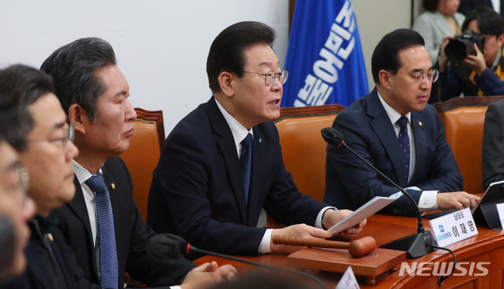 [서울=뉴시스] 추상철 기자 = 이재명 더불어민주당 대표가 27일 오전 서울 여의도 국회에서 열린 최고위원회의에 참석해 발언하고 있다. 2023.02.27. scchoo@newsis.com