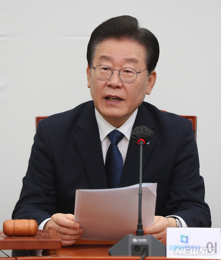 [서울=뉴시스] 추상철 기자 = 이재명 더불어민주당 대표가 27일 오전 서울 여의도 국회에서 열린 최고위원회의에 참석해 발언하고 있다. 2023.02.27. scchoo@newsis.com