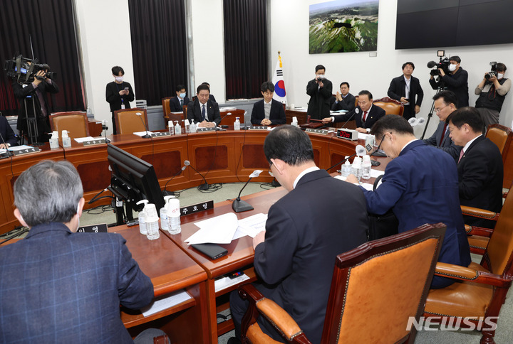 [서울=뉴시스] 추상철 기자 = 지난 27일 오전 서울 여의도 국회에서 정보위원회 전체회의가 열리고 있다. (공동취재사진) 2023.02.27. photo@newsis.com