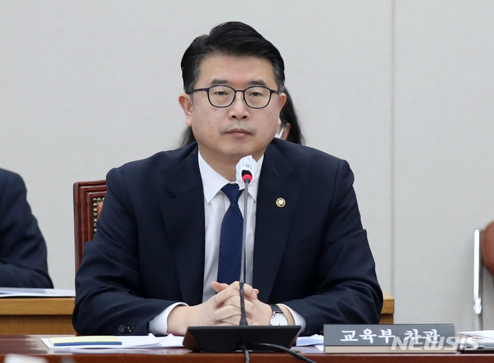 [서울=뉴시스] 고범준 기자 = 장상윤 교육부 차관이 지난달 27일 오전 서울 여의도 국회에서 열린 교육위원회 전체회의에서 유기홍 교육위원회 위원장의 발언을 듣고 있다. 2023.03.09. bjko@newsis.com