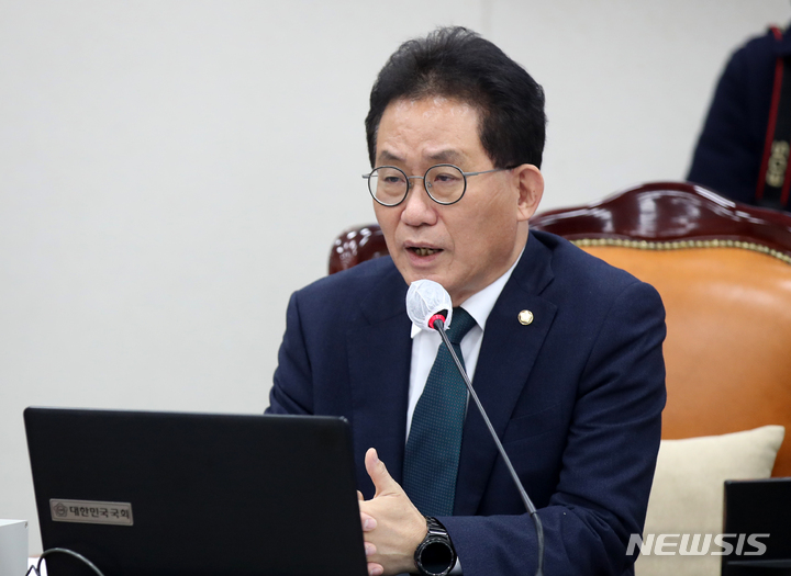 [서울=뉴시스] 고범준 기자 = 지난달 27일 유기홍 국회 교육위원장이 서울 여의도 국회에서 열린전체회의에서 발언하고 있다. 2023.02.27. bjko@newsis.com