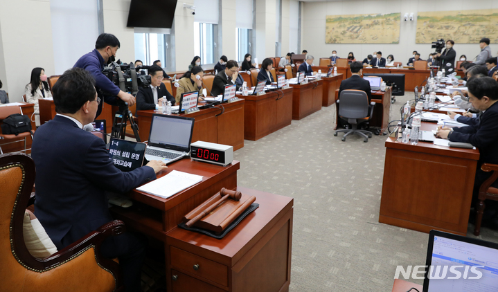 [서울=뉴시스] 고범준 기자 = 27일 오전 서울 여의도 국회에서 교육위원회 전체회의가 열리고 있다. 2023.02.27. bjko@newsis.com