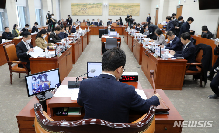 [서울=뉴시스] 고범준 기자 = 지난달 27일 국회 교육위원회 전체회의가 열리고 있다. 2023.02.27. bjko@newsis.com