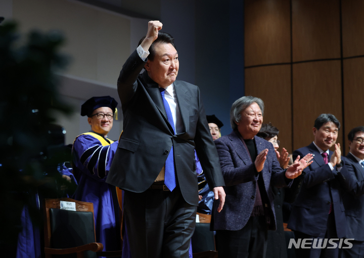[서울=뉴시스] 홍효식 기자 = 윤석열 대통령이 27일 서울 서대문구 연세대학교에서 열린 2023년 2월 학위수여식에서 졸업생들에게 인사하고 있다. (대통령실통신사진기자단) 2023.02.27. yesphoto@newsis.com