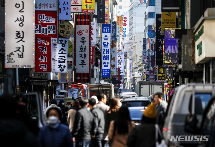 [서울=뉴시스] 서울시내 한 식당가에서 시민들이 이동하고 있다. (사진=뉴시스 DB). photo@newsis.com