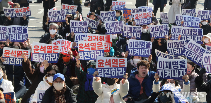 [서울=뉴시스] 전진환 기자 = 민주시민촛불연대 회원들이 27일 오후 서울 여의도 국회 인근에서 이재명 체포동의안 부결 촉구 집회 중 구호를 외치고 있다. 2023.02.27. amin2@newsis.com