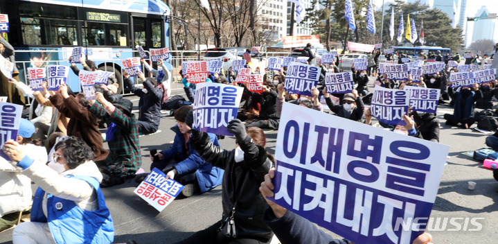 [서울=뉴시스] 전진환 기자 = 민주시민촛불연대 회원들이 27일 오후 서울 여의도 국회 인근에서 이재명 체포동의안 부결 촉구 집회 중 구호를 외치고 있다. 2023.02.27. amin2@newsis.com