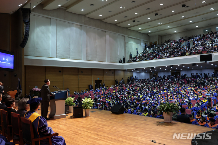 [서울=뉴시스] 윤석열 대통령이 27일 서울 서대문구 연세대학교에서 열린 2023년 2월 학위수여식에서 축사하고 있다. (사진=대통령실 제공) 2023.02.27. photo@newsis.com