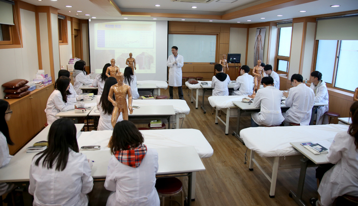[나주=뉴시스] 동신대학교 한의학과 수업 모습. (사진=동신대 제공) photo@newsis.com *재판매 및 DB 금지