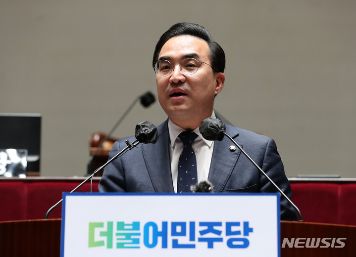 [서울=뉴시스] 이영환 기자 = 지난달 27일 박홍근 더불어민주당 원내대표가 서울 여의도 국회에서 열린 의원총회에서 발언하고 있다. 2023.02.27. 20hwan@newsis.com