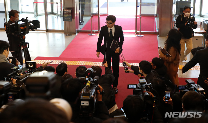 [서울=뉴시스] 이영환 기자 = 한동훈 법무부 장관이 27일 오후 서울 여의도 국회에서 열린 본회의에 참석하고 있다. 한 장관은 이날 본회의에서 이재명 더불어민주당 대표의 체포동의안에 대해 설명한다. 2023.02.27. 20hwan@newsis.com