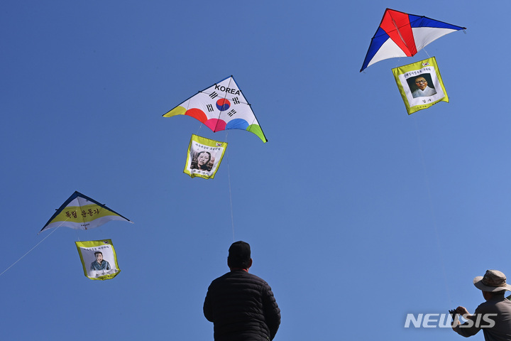 [수원=뉴시스] 김종택 기자 = 3·1절을 이틀 앞둔 27일 오후 경기도 수원시 팔달구 수원화성 창룡문에서 한국연연맹 회원들이 독립운동가의 모습이 담긴 연을 날리고 있다. 2023.02.27. jtk@newsis.com